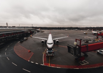 Suspenden más de 7.000 vuelos en todo el mundo por aumento de los contagios