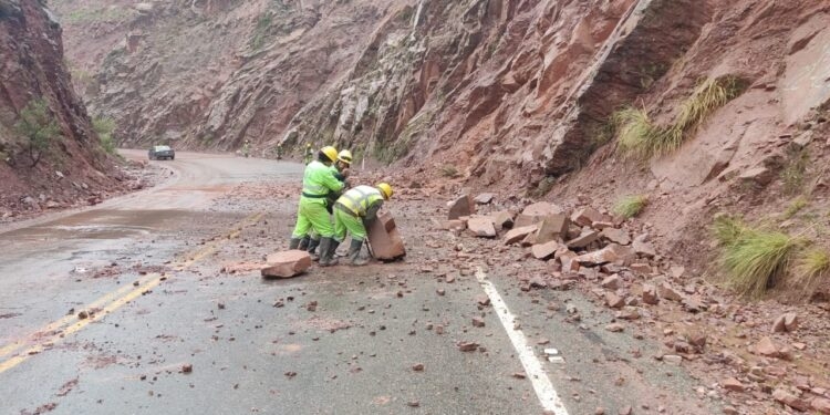 Intensifican trabajos por deslizamientos que afectan carretera a Cochabamba