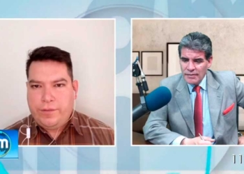 El joven científico boliviano en entrevista con el periodista Jhon Arandia