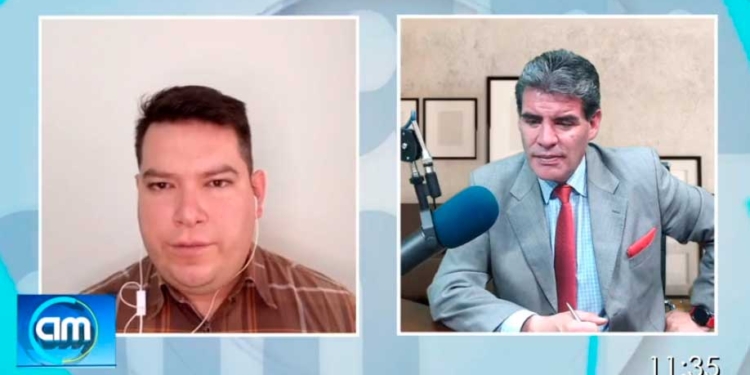 El joven científico boliviano en entrevista con el periodista Jhon Arandia