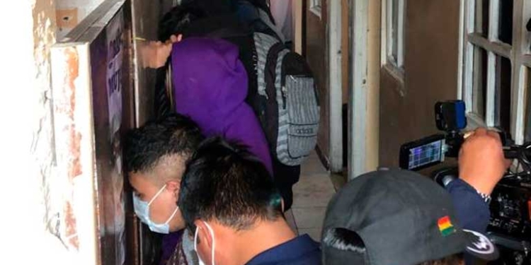 FELCC halla menores consumiendo bebidas alcohólicas en un alojamiento clandestino