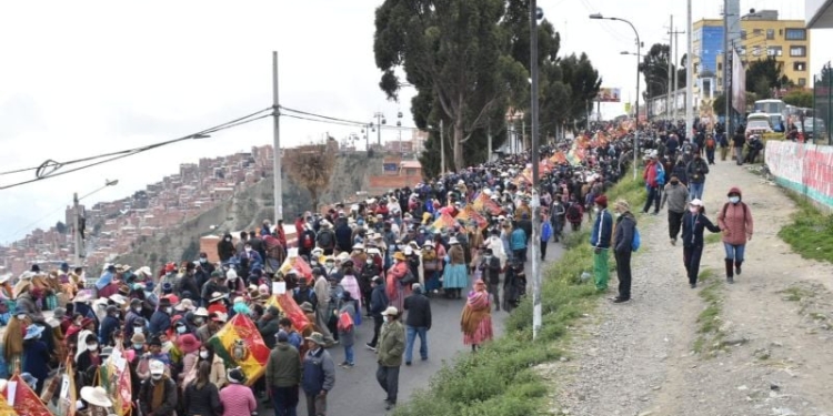 Sectores sociales de El Alto y La Paz marcharon contra el carnet de vacuna, Potosí se suma a la presión