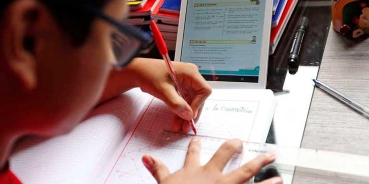 Gobierno comunica que las clases escolares serán virtuales en áreas urbanas