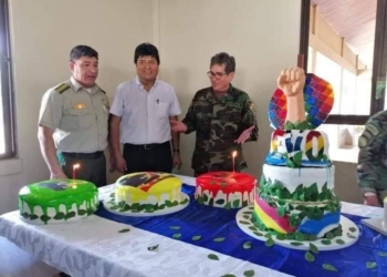 Maximiliano Dávila Pérez (der.) junto a Evo Morales y Yuri Calderón, el 26 de octubre de 2019 en Chapare.. | Foto: RRSS