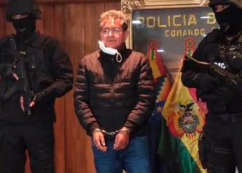 Gobierno presenta al exjefe antidrogas de Evo enmanillado