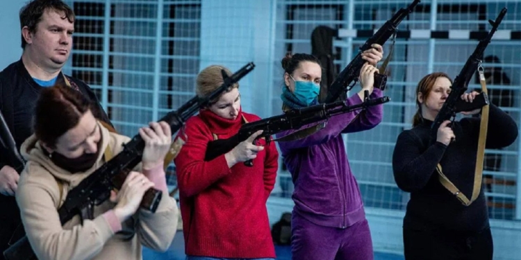 Un grupo de mujeres reciben entrenamiento militar en uno de los barrios de Kiev donde van a integrar la defensa popular. Foto Raión de Pechersk