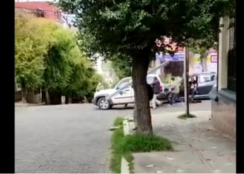 El vehículo blanco que se utilizó para atracar a una persona en Sopochachi. Foto: captura video