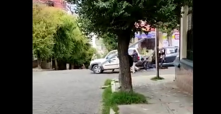 El vehículo blanco que se utilizó para atracar a una persona en Sopochachi. Foto: captura video