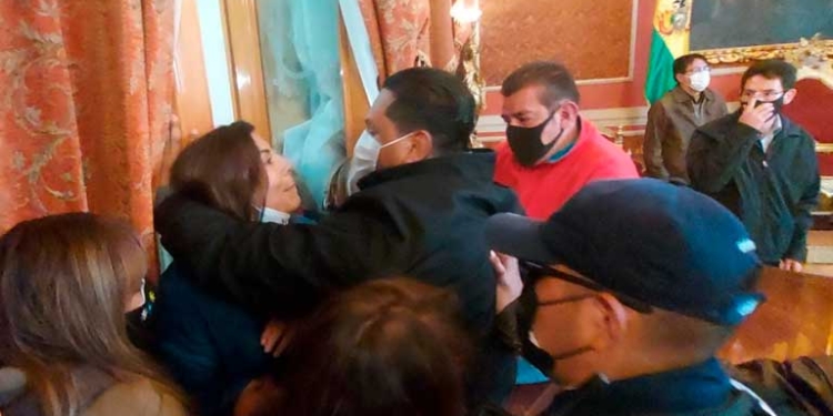 Defensoría del Pueblo censura 'actos de violencia política' contra tres concejalas de La Paz