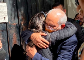 El expresidente de Bolivia, Carlos Mesa, muestra su solidaridad a Carolina Ribera, hija a la exmandataria, Jeanine Añez Chávez. | Foto: El Diario