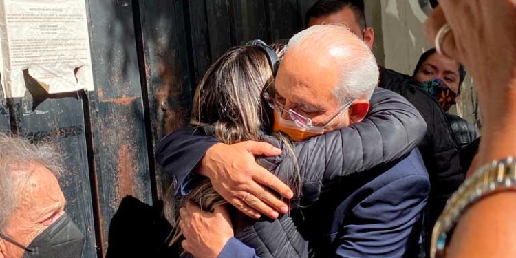 El expresidente de Bolivia, Carlos Mesa, muestra su solidaridad a Carolina Ribera, hija a la exmandataria, Jeanine Añez Chávez. | Foto: El Diario