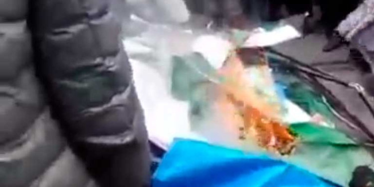 Afines al MAS queman la carpa del grupo que  apoyan a la exmandataria