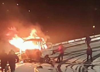 En accidente minibús se incendia en la Autopista y ocho personas resultan heridas