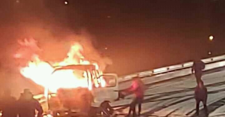 En accidente minibús se incendia en la Autopista y ocho personas resultan heridas