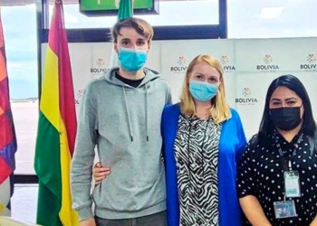Mykhailo y Oksana Karpenko recibidos por la directora de Migración en Viru Vir. Foto/DGM