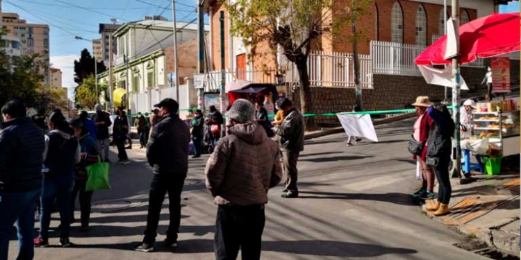 Bloqueo de padres de familia de la unidad educativa Simón Bolívar en la calle 20 de Octubre. Foto: ANF.