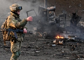 Un soldado ucraniano camina entre ruinas dejadas por un bombardeo ruso en Kiev. (26.02.2022).
