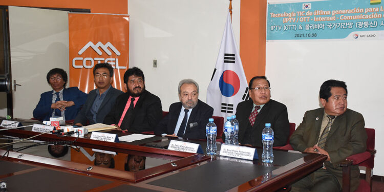 Miembros del directorio de cotel junto a representantes de la empresa coreana.