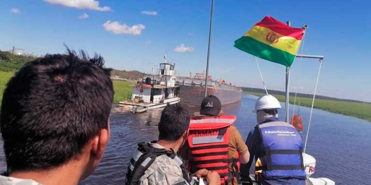 Armada Boliviana y Aduana Nacional comisan barcazas con combustible en el Canal Tamengo