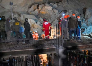 Deslizamiento de construcción deja a obreros bajo escombros en La Paz