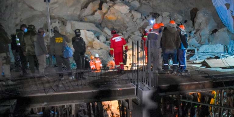 Deslizamiento de construcción deja a obreros bajo escombros en La Paz