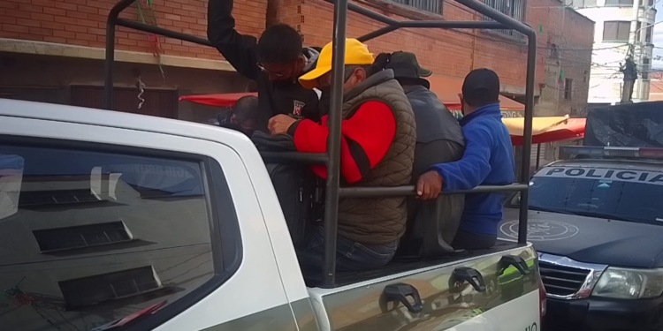 Personas arrestadas durante el opertativo. Foto: RRSS