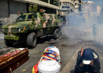 Tanqueta en el centro paceño, en noviembre de 2019. Foto: RRSS.