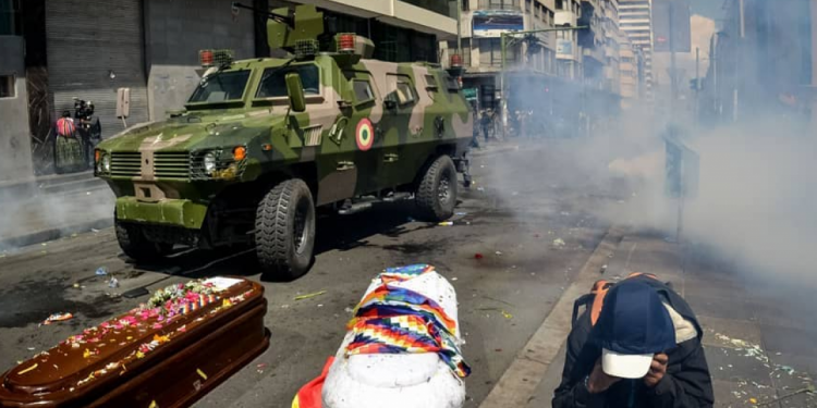 Tanqueta en el centro paceño, en noviembre de 2019. Foto: RRSS.
