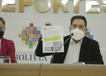 El ministro de Salud y Deportes, Jeyson Auza, junto a una publicación impresa del alcalde paceño