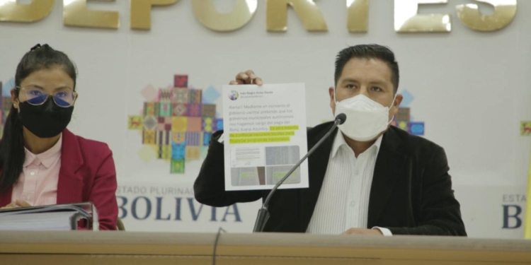 El ministro de Salud y Deportes, Jeyson Auza, junto a una publicación impresa del alcalde paceño