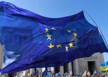 Bandera de la UE durante una protesta en la ciudad alemana de Múnich contra la invasión rusa de Ucrania - Felix Hörhager/dpa - Archivo