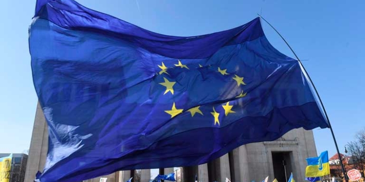 Bandera de la UE durante una protesta en la ciudad alemana de Múnich contra la invasión rusa de Ucrania - Felix Hörhager/dpa - Archivo