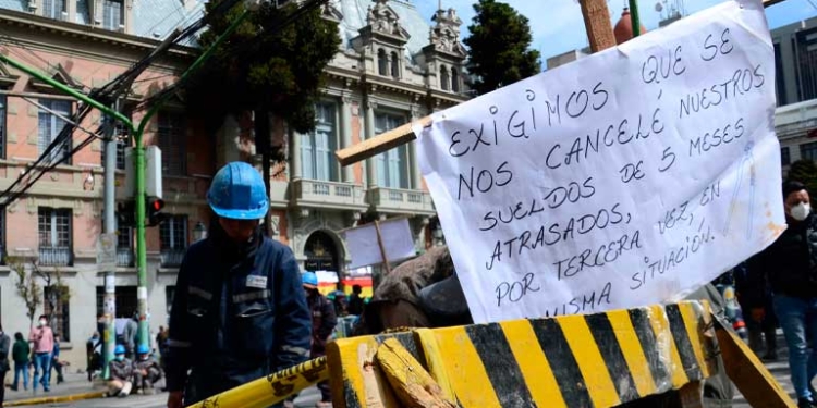 Segundo día de protesta de trabajadores municipales en La Paz, denuncian “masacre blanca”