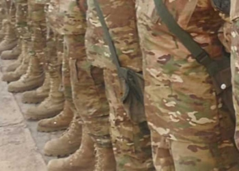 Botas de un grupo de soldados de las FFAA. Foto: Erbol