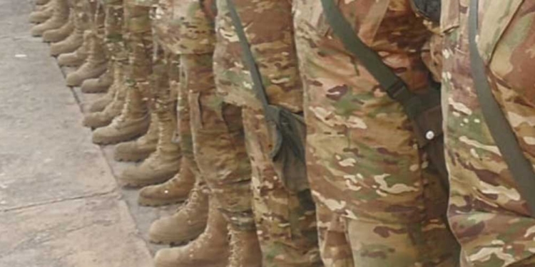 Botas de un grupo de soldados de las FFAA. Foto: Erbol