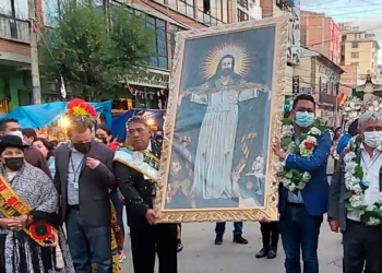 Fraternos del Gran Poder junto al alcalde de La Paz, Iván Arias | Foto: El diario