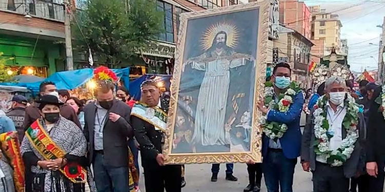 Fraternos del Gran Poder junto al alcalde de La Paz, Iván Arias | Foto: El diario