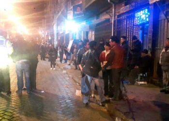Al caer la noche, en casi todas las calles de la ceja de El Alto operan grupos de antisociales que esperan el momento apropiado para atacar a sus víctimas, donde la Policía se siente rebasada. | Foto: El Diario