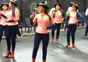 Bailarines en la preentrada del Gran Poder en La Paz sin barbijos