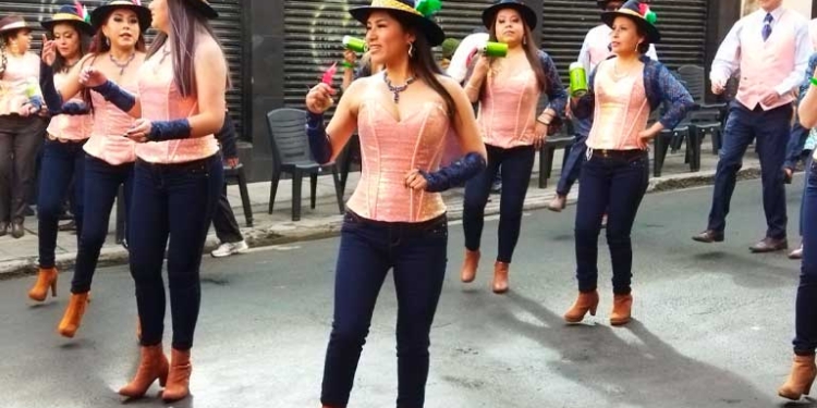 Bailarines en la preentrada del Gran Poder en La Paz sin barbijos