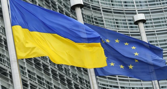 Banderas de Ucrania (izquierda) y de la Unión Europea.