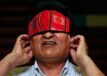 Evo Morales se coloa su mascarilla después de una conferencia de prensa,  en Buenos Aires Argentina FOTO: AP