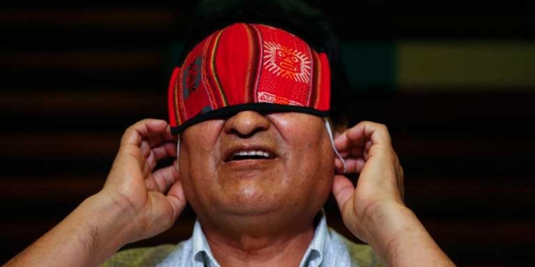 Evo Morales se coloa su mascarilla después de una conferencia de prensa,  en Buenos Aires Argentina FOTO: AP