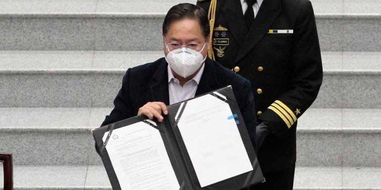 Luis Arce promulga Ley de Protección a Víctimas de Feminicidio, Infanticidio y Violación de Infante