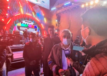 Alcalde Iván Arias inspecciona gigante escenario donde se prueba sonido a horas de la verbena