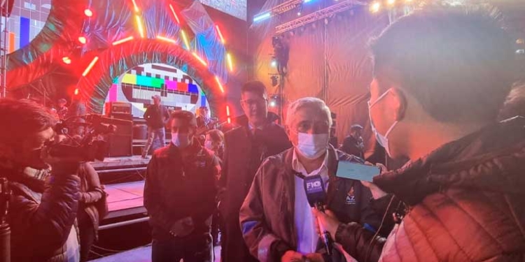 Alcalde Iván Arias inspecciona gigante escenario donde se prueba sonido a horas de la verbena