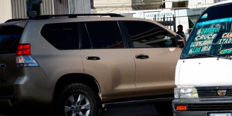 Se aprueba reglamento para uso de vidrios polarizados y anuncian controles desde el 15 de octubre