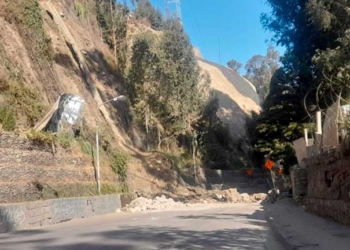 Cierran otra vez Av. Del Libertador por caída de talud; alcaldía culpa a una construcción ilegal