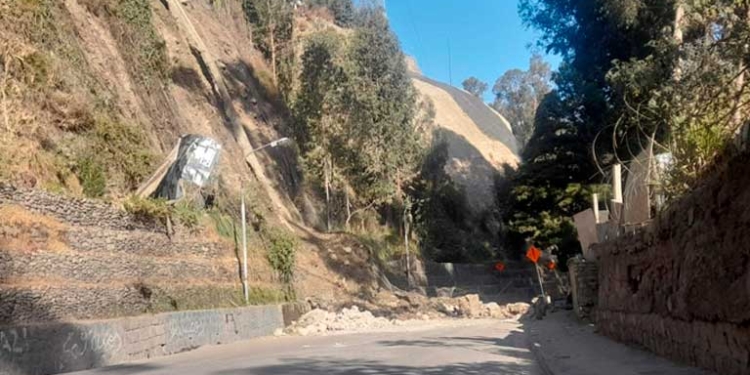 Cierran otra vez Av. Del Libertador por caída de talud; alcaldía culpa a una construcción ilegal