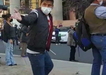 EL AGRESOR DEL PERIODISTA APARECE EN EL CENTRO DE LA IMAGEN. CRÉDITO: CAPTURA DE IMAGEN DE RADIO ÉXITO Y AGENCIA DE NOTICIAS FIDES (ANF)